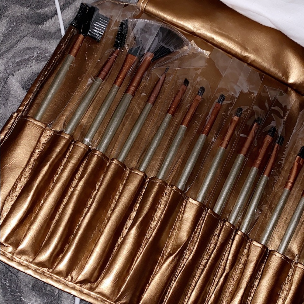 24 piece Makeup brushes set 💞
